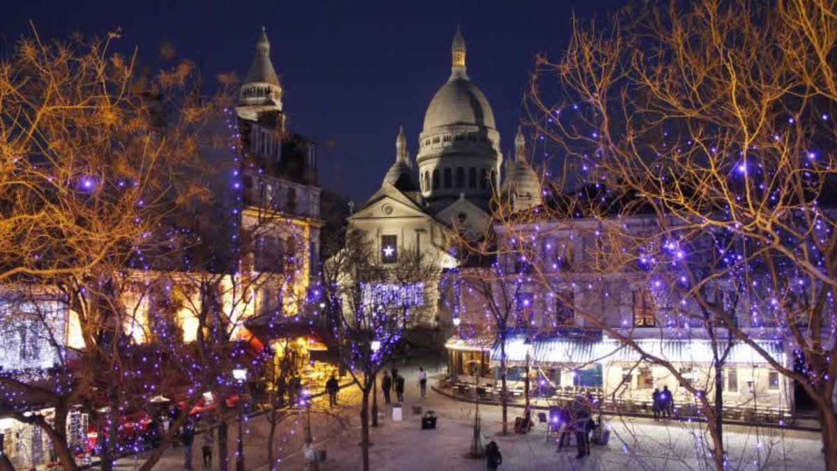 La ciudad de París en Navidad adquiere unos tonos radiantes y mágicos.