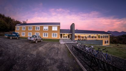 Lakutaia Lodge está ubicado frente al Seno Lauta, Puerto Williams.