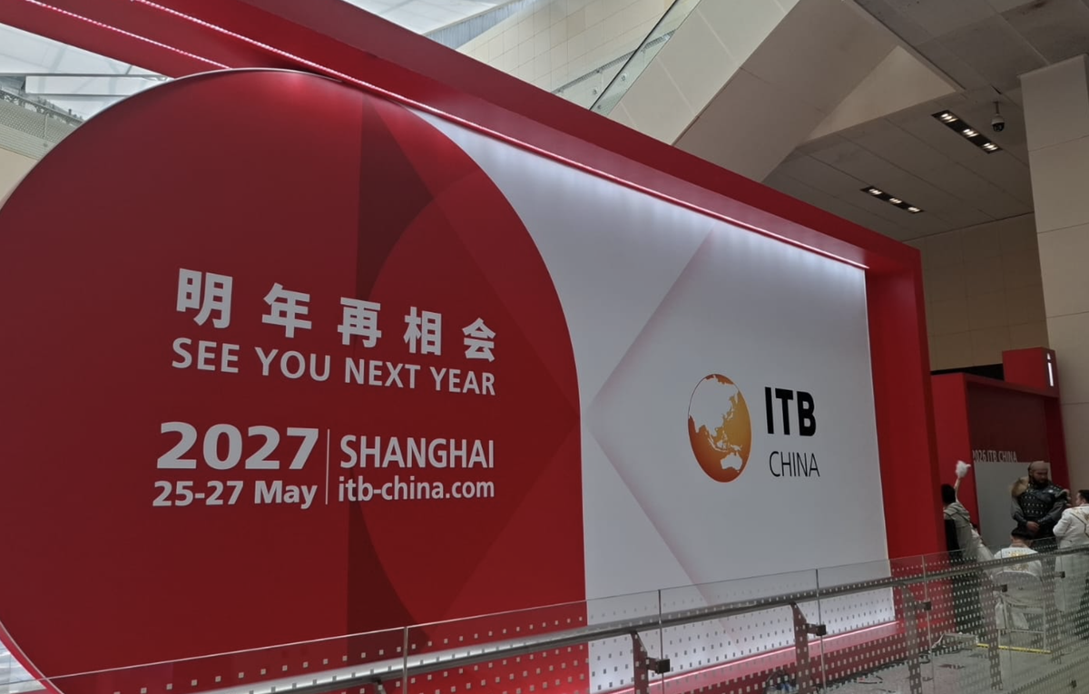 Cartel de ITB China 2026, en la salida del recinto.