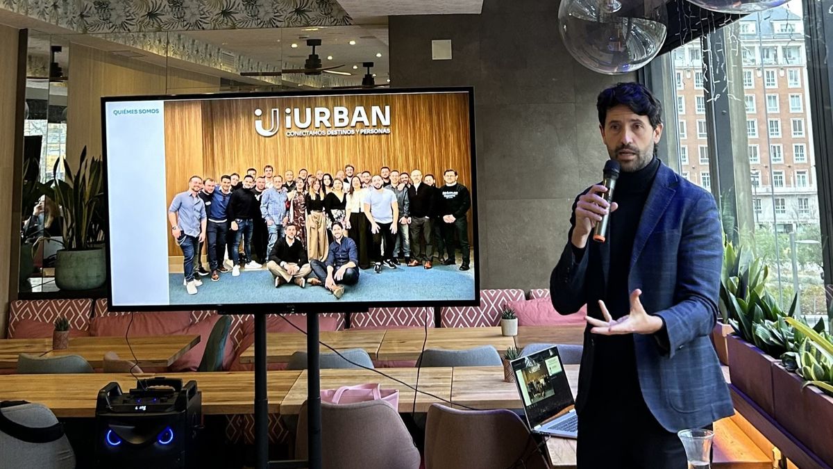 Andrés Martínez, CEO y cofundador de iUrban, presentando la IA como una herramienta de apoyo a la toma de decisiones en destinos turísticos