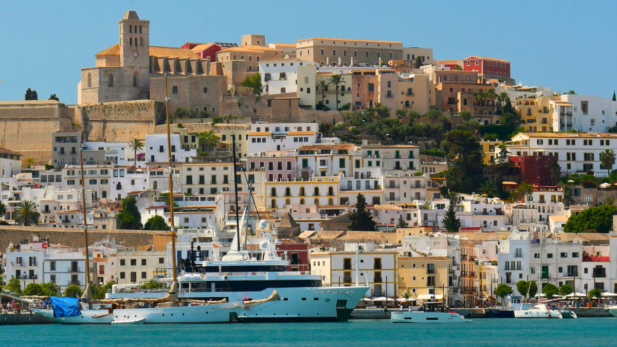 Vista del casco antiguo de la ciudad de Ibiza, donde se están aumentando las sanciones por tener viviendas turísticas ilegales.