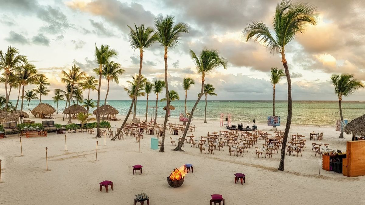 Los huéspedes se encontrarán en Secrets Cap Cana, de Hyatt Inclusive Collection, con Playa Juanillo, un lugar de arena blanca y fina, flanqueada por gigantescas palmeras.