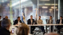 En el centro, de saco negro, el Jefe de Gobierno de la Ciudad de Buenos Aires, Jorge Macri, rodeado de representantes sindicales, directivos de empresas y miembros de su gabinete
