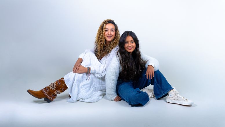 Akira Travel: “Ser mamá es una aventura. Ser profesional, otra. Pero ser ambas al mismo tiempo es una hazaña. Una de esas que no salen en las tapas de las revistas, pero que mueven al mundo todos los días”.