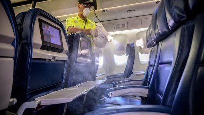 Las aeronaves se higienizan con rociadores electrostáticos de última generación. Las aeronaves se higienizan con rociadores electrostáticos de última generación.