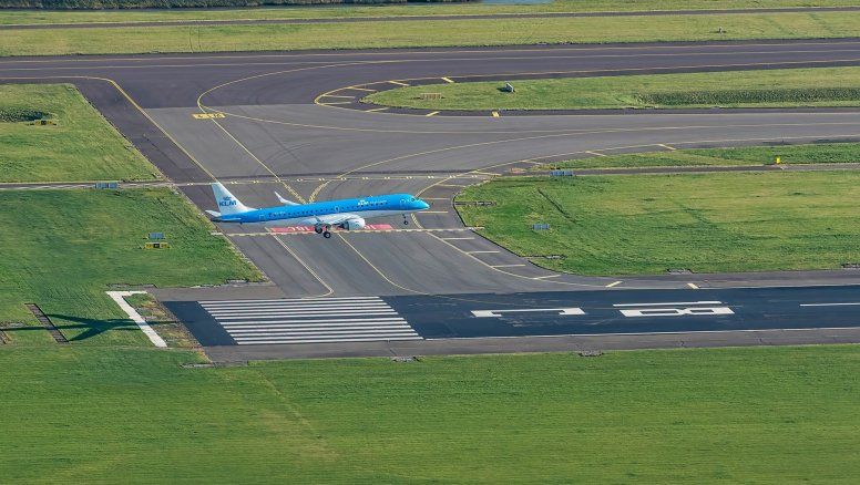 El de Schiphol es uno de los aeropuertos más importantes de Europa y hub principal de la holandesa KLM.