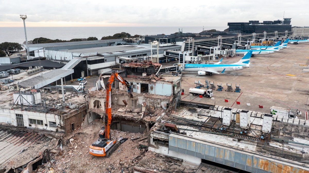 La demolición del Sector C del Aeroparque Jorge Newbery. Como detalle en el ángulo superior derecho de la foto se observa la torre de control nueva que está operativa.