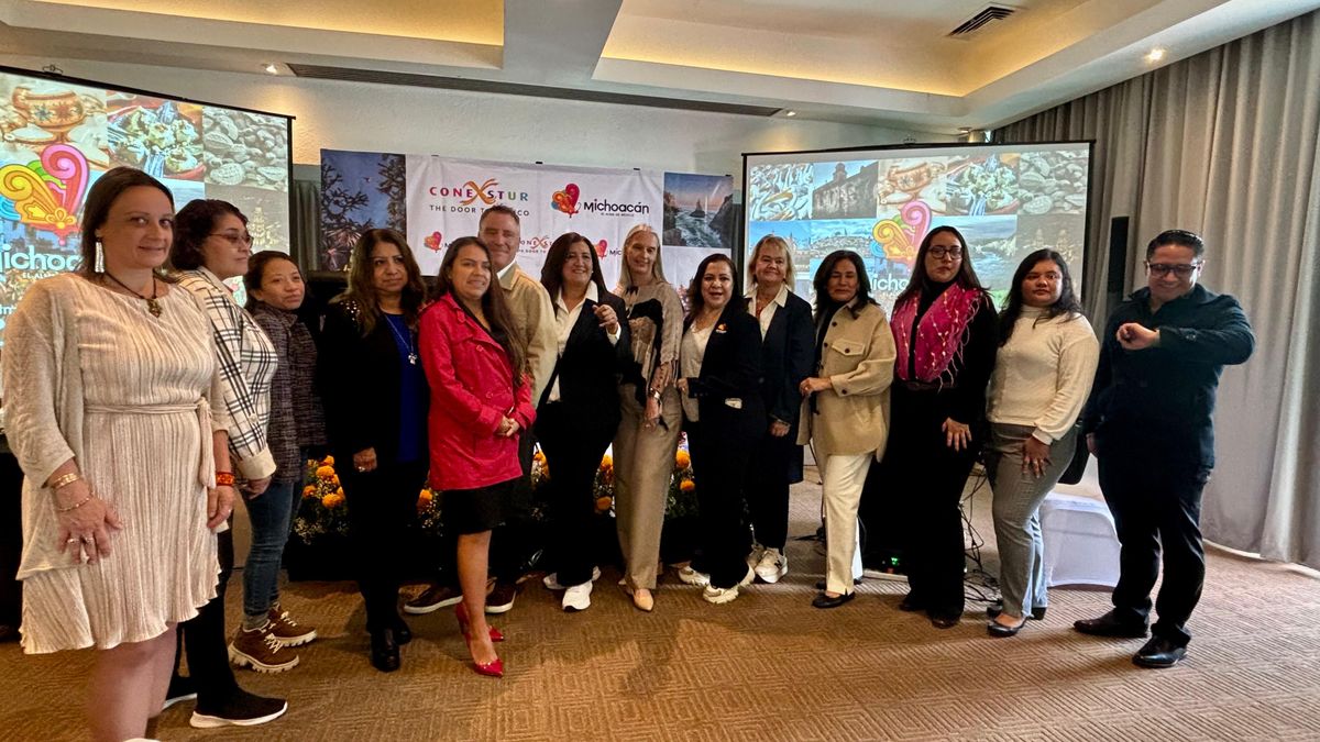 Miembros de Conexstur junto a representante de la Secretaría de Turismo de Michoacán en la presentación del destino.