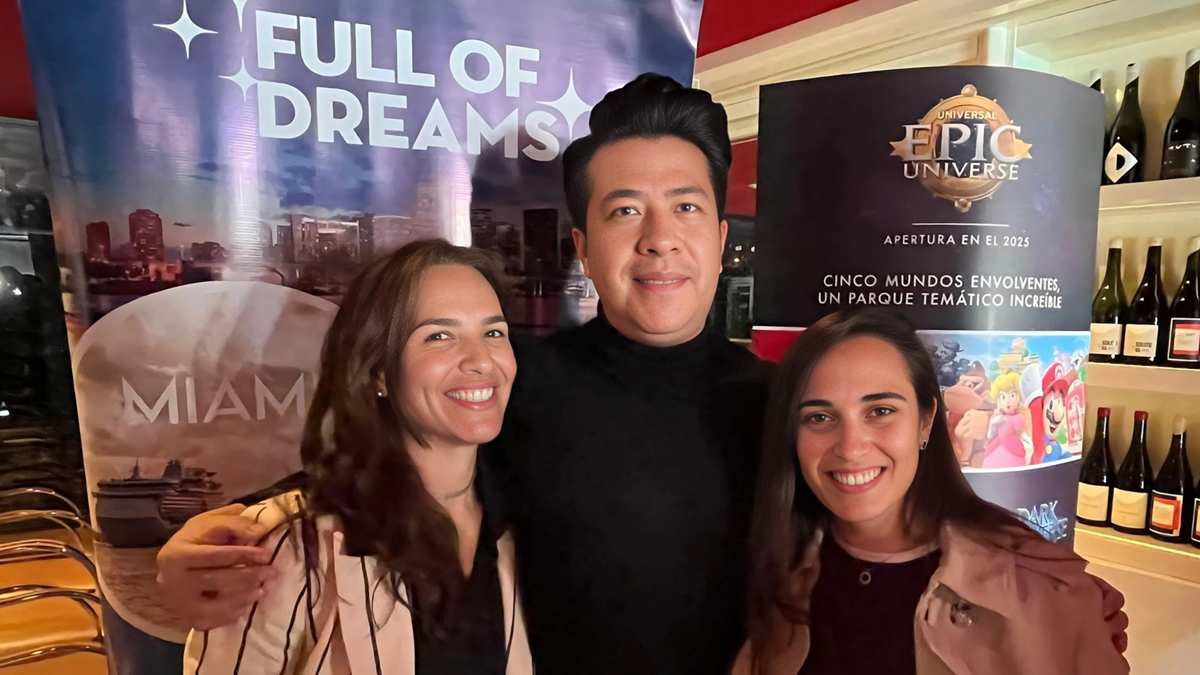 César Ortega Gutiérrez, Business Development Representative de Universal Destinations & Experiences; y Florencia Rettazzini y Verónica Ludueña,&nbsp;directora comercial para Latinoamérica y Sales manager de Full of Dreams, respectivamente.&nbsp;