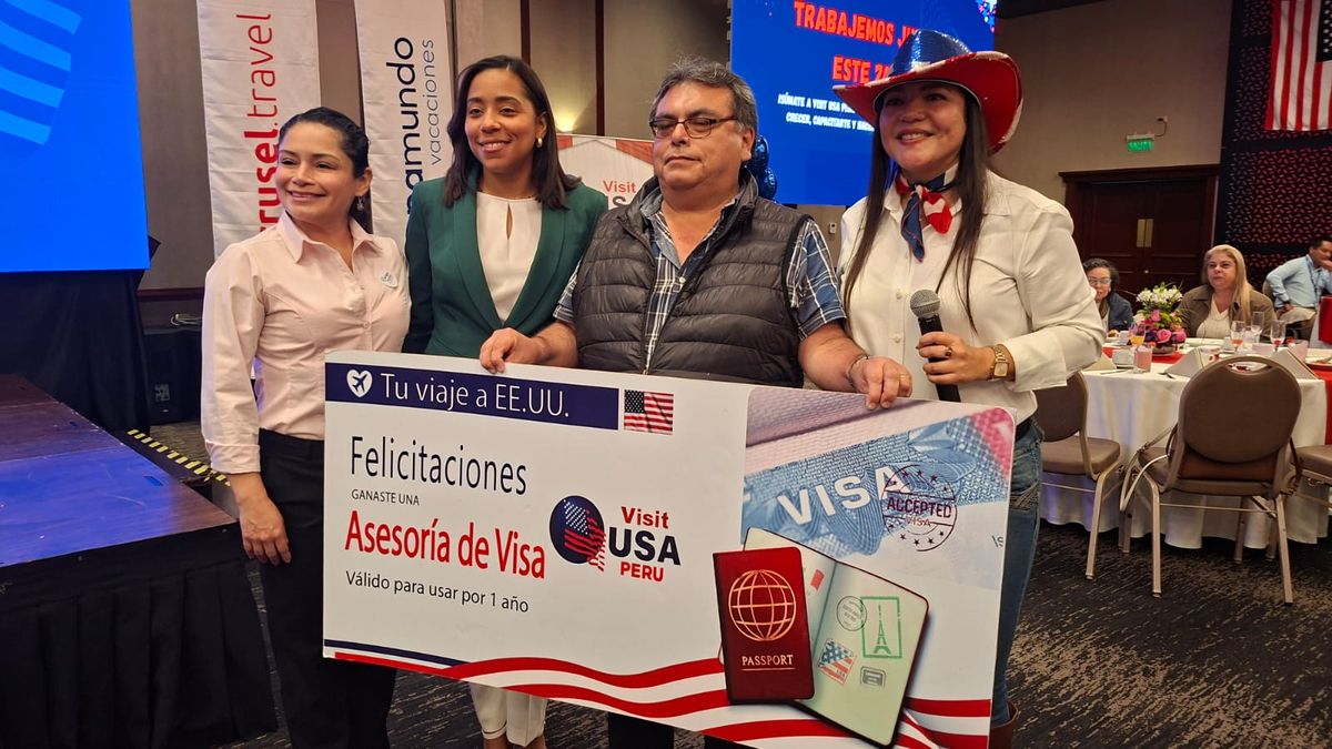 Rocío La Rosa, Grisel Ray, Marita Villalba y un agente de viajes que ganó una asesoría para obtener su visa.