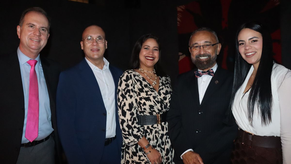 Gibson Preziuso, director comercial de Plus Ultra Junto a agencias de viajes y asistentes del evento.