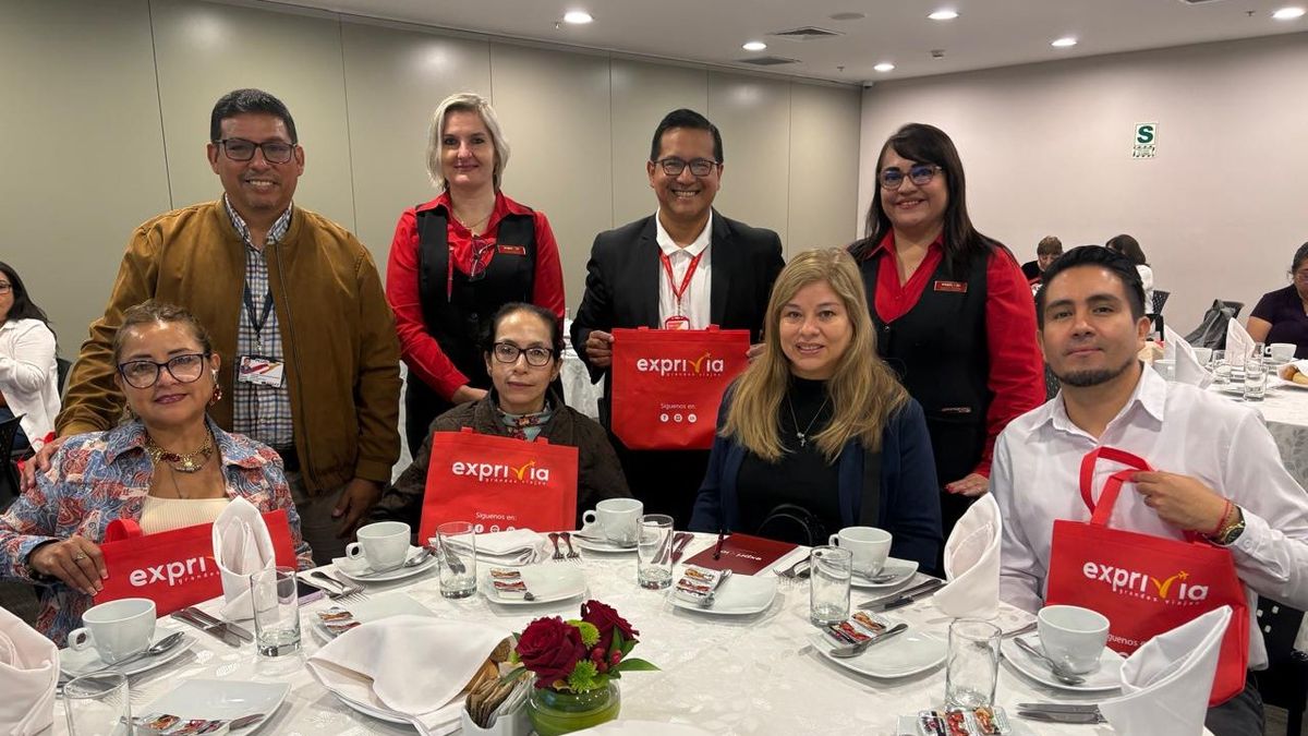 José Castellanos, Bárbara Majkrzak, Zhurik Garay y Jessica Chávez junto a las agencias de viajes. José Castellanos, Bárbara Majkrzak, Zhurik Garay y Jessica Chávez junto a las agencias de viajes.