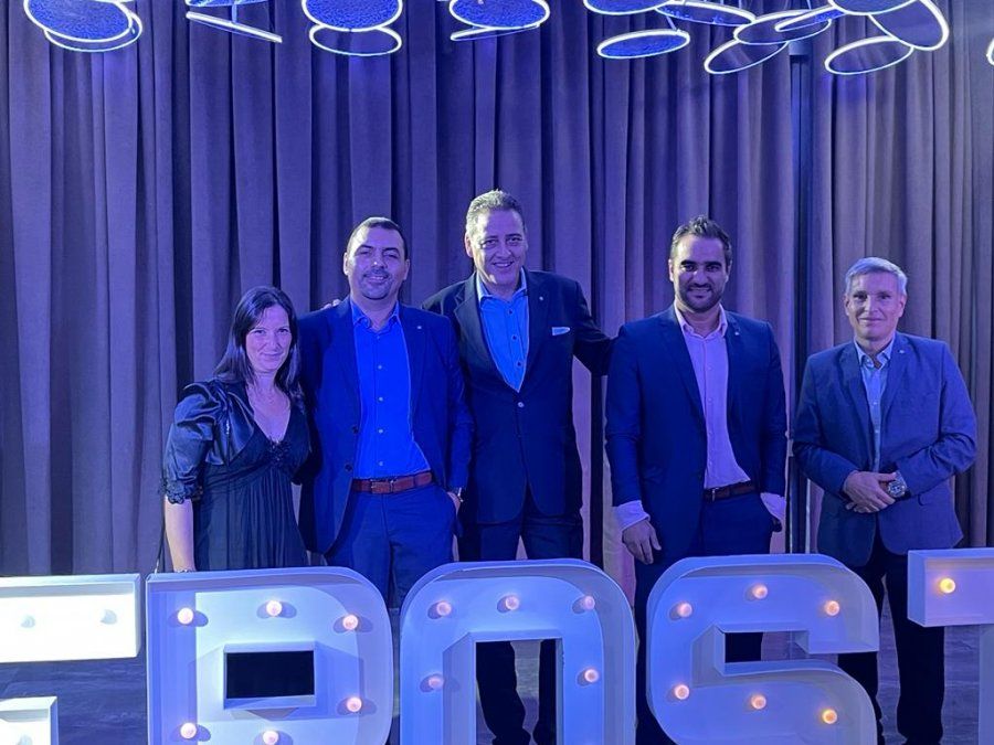 Romina Manso, Yoanki Jesús Nieves Rodríguez, Héctor Álvarez,&nbsp; João Abegão y Charly Lorgueilleux durante la cena de gala de Iberostar.