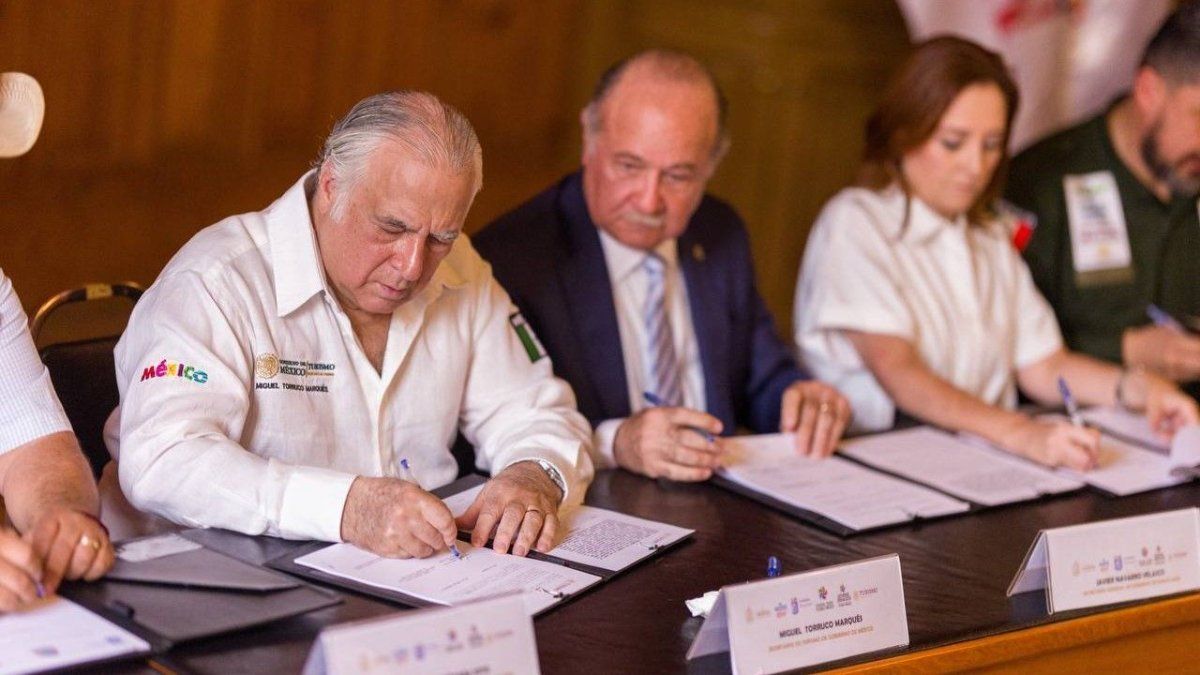 El titular de Sectur indicó que de cara a la temporada vacacional 2024 se espera que la derrama económica por concepto de hospedaje sea de 80.3 mil millones de pesos. El titular de Sectur indicó que de cara a la temporada vacacional 2024 se espera que la derrama económica por concepto de hospedaje sea de 80.3 mil millones de pesos.