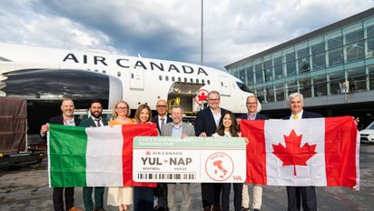 Llegada del vuelo inaugural de Air Canada a Nápoles.