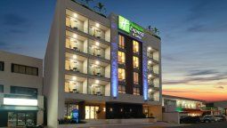 Holiday Inn Express & Suites Playa del Carmen.