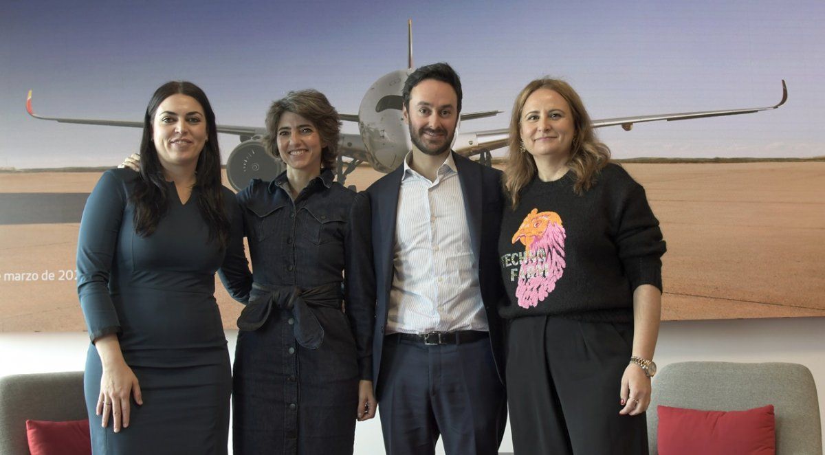 De izquierda a derecha: Rocío Gil, gerente de Asistencia Técnica a Aviación de Repsol; Teresa Parejo, directora de Sostenibilidad de Iberia; Alberto Merediz, responsable de Aviación Comercial de Repsol; y Marina Vela, Senior Mánager de Empresas de Iberia.