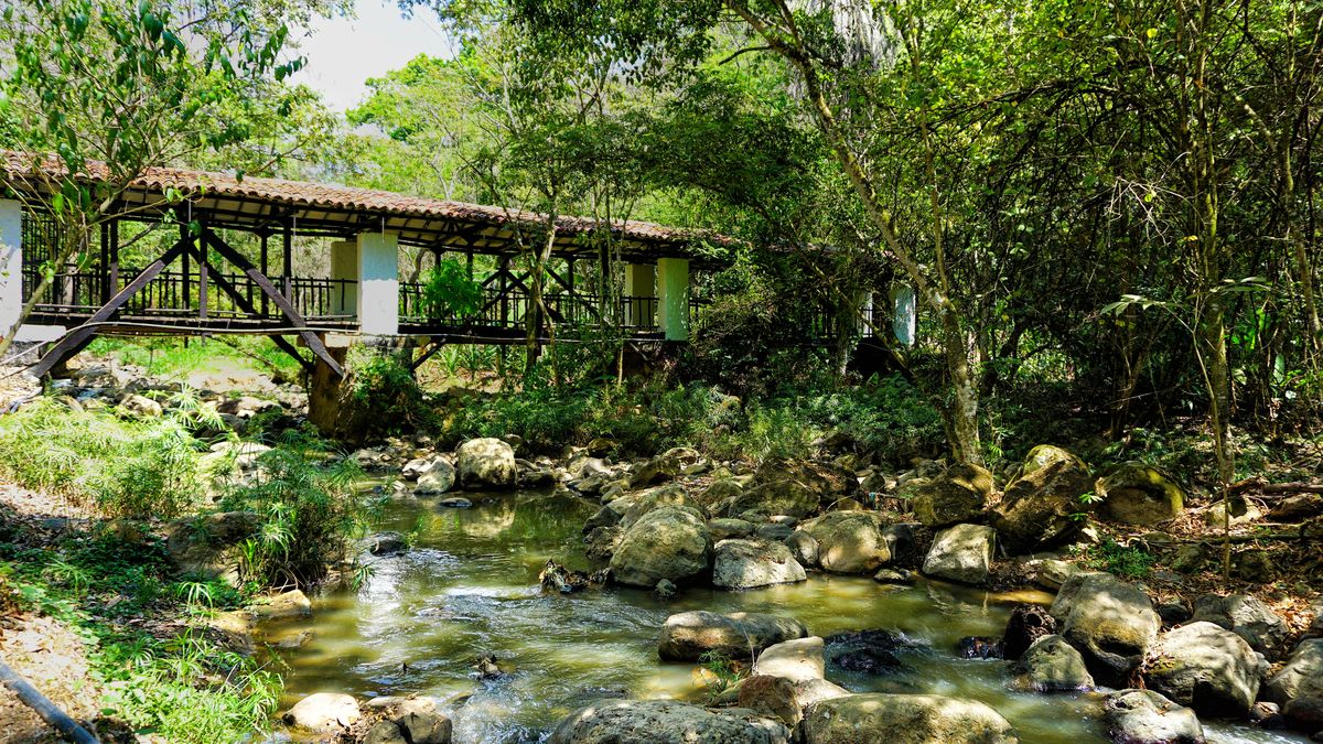 Conocido como la capital del turismo de aventura en Colombia, San Gil combina adrenalina, naturaleza y tradición en cada uno de sus paisajes.