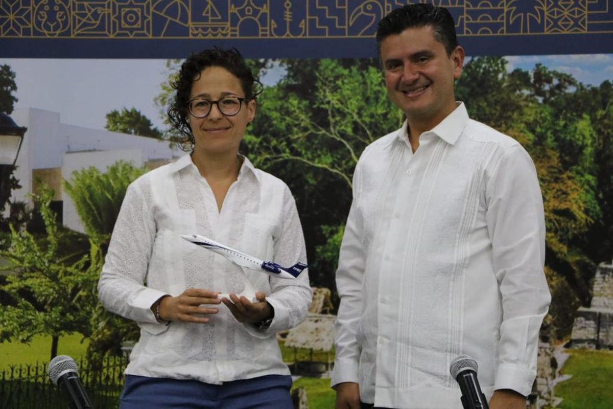 Michelle Fridman, titular de la Secretaría de Fomento Turístico de Yucatán (Sefotur); y Julio Gamero, CEO de TAG Airlines; tras el anuncio de la fecha de inicio de los vuelos entree Guatemala y Mérida.