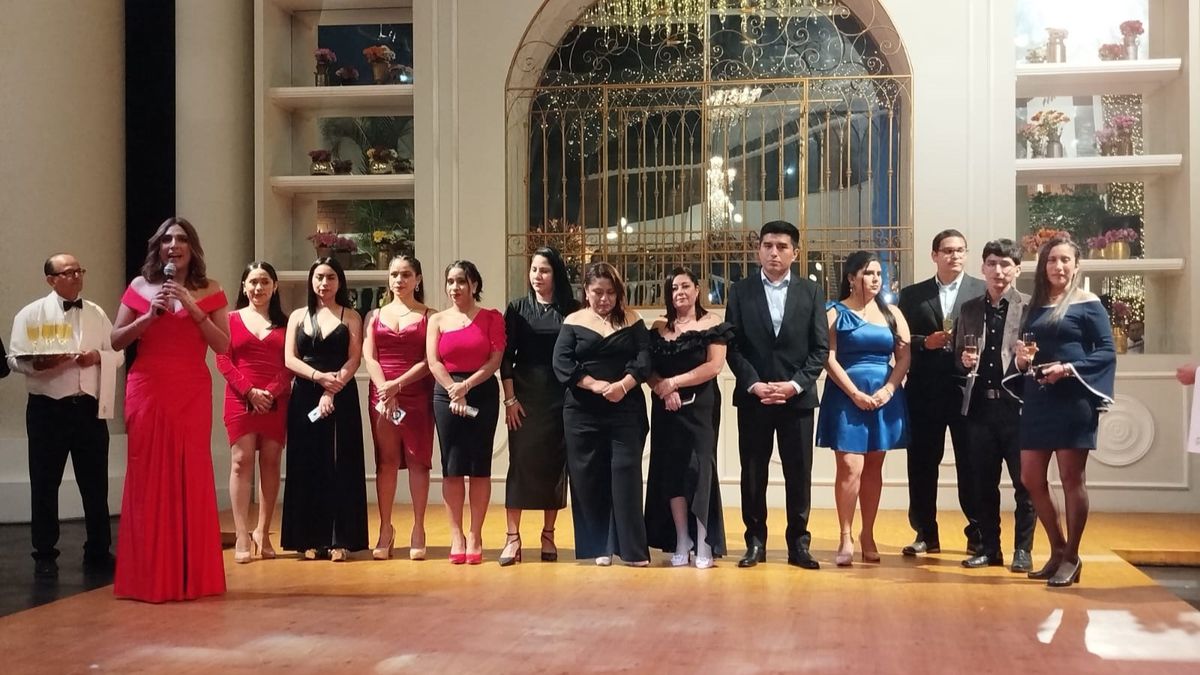 Ingrid Del Busto, directora de Volando Viajes Perú junto a su equipo comercial.