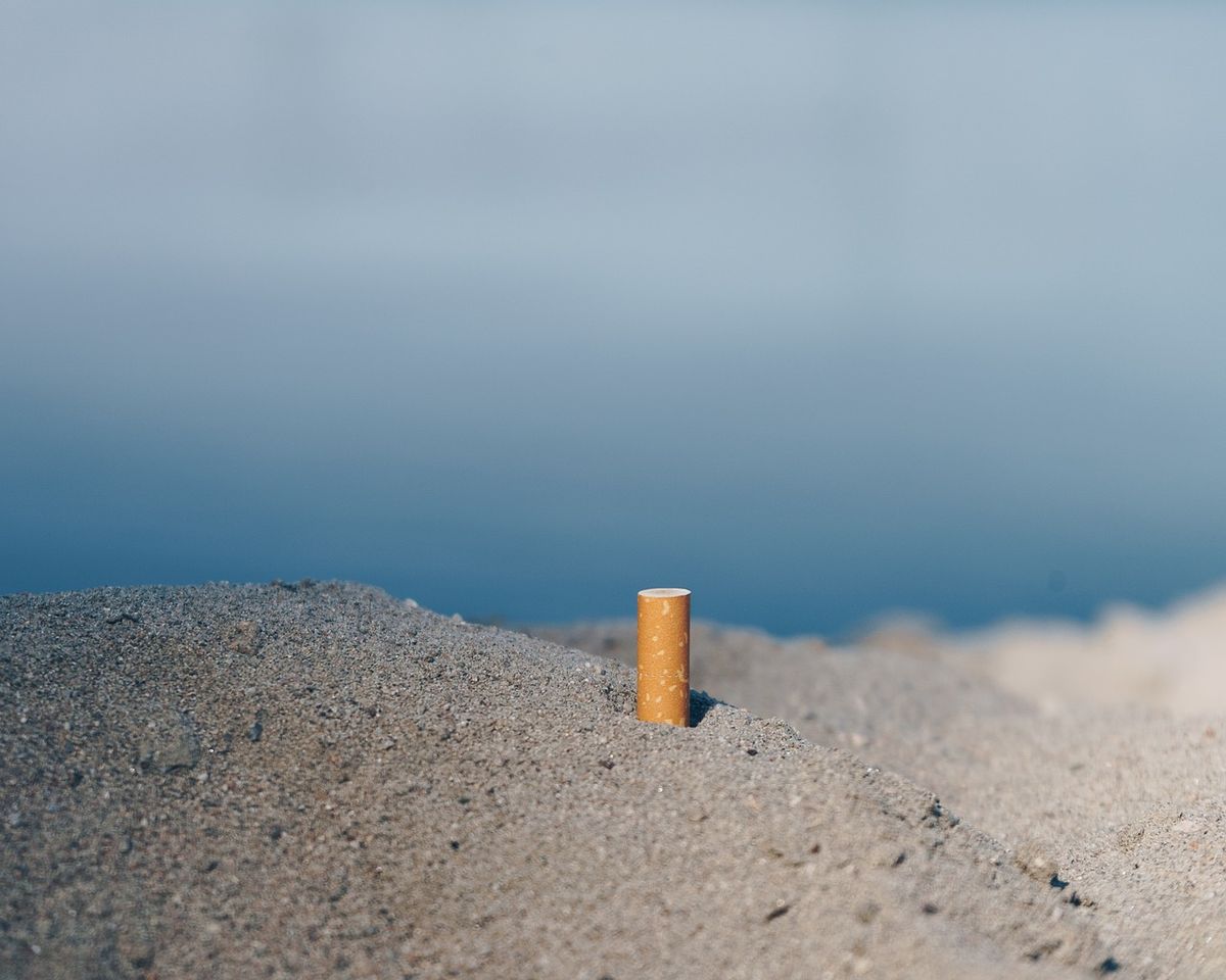 Avanza proyecto de ley que prohíbe fumar en las playas
