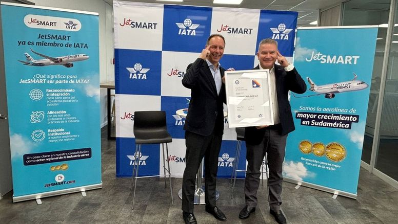 Peter Cerdá y Estuardo Ortiz celebran la incorporación de JetSMART a IATA.