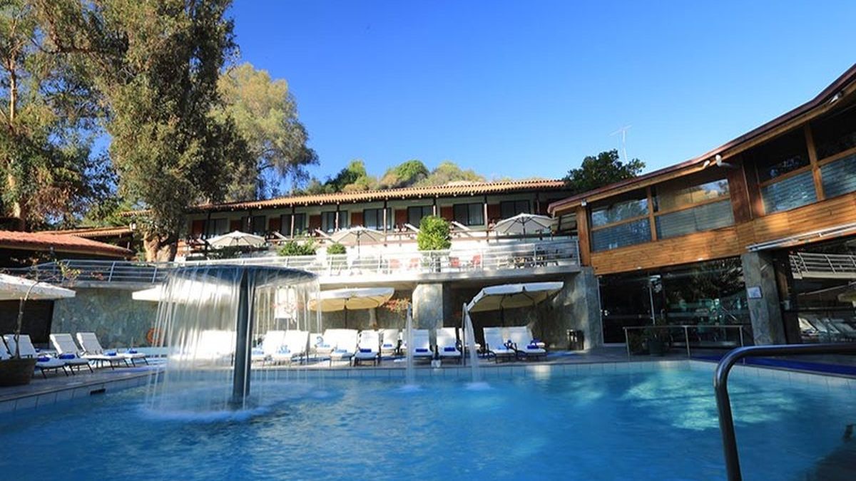 Termas del Corazón ofrece una experiencia todo incluido con piscinas termales y entorno natural cerca de Santiago.