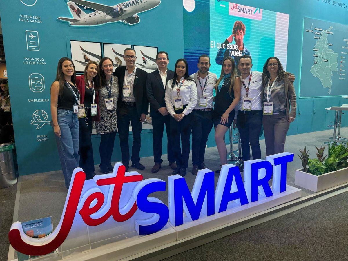 Mario García Rodríguez junto al equipo de JetSmart. 