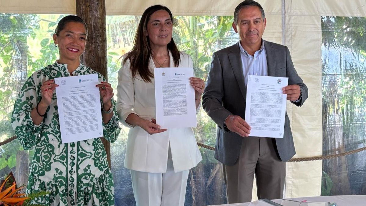 Elizabeth Arévalo, alcaldesa de Rapa Nui; Anahí Cárdenas, alcaldesa de Torres del Paine; Justo Zuleta, alcalde de San Pedro de Atacama; 