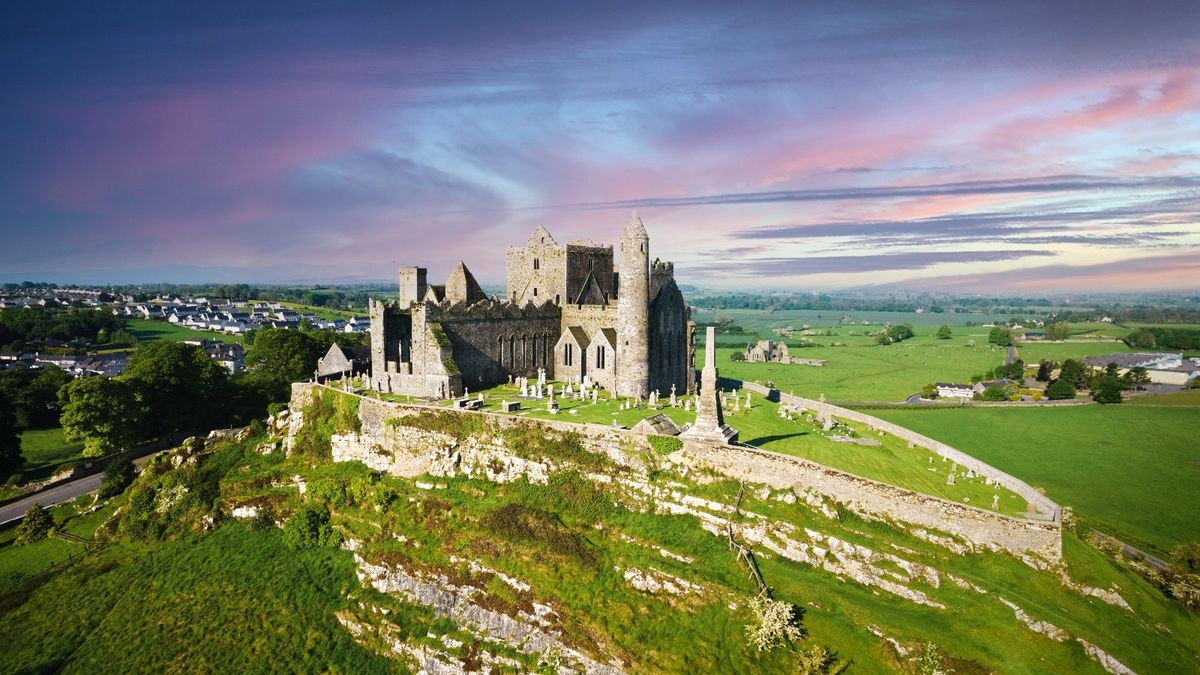 Vacaciones en Europa:  la Roca de Cashel es uno de los conjuntos monumentales más espectaculares y significativos de Irlanda.