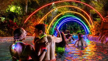 AquaGlow regresa a Aquatica con experiencias inéditas y mucho neón