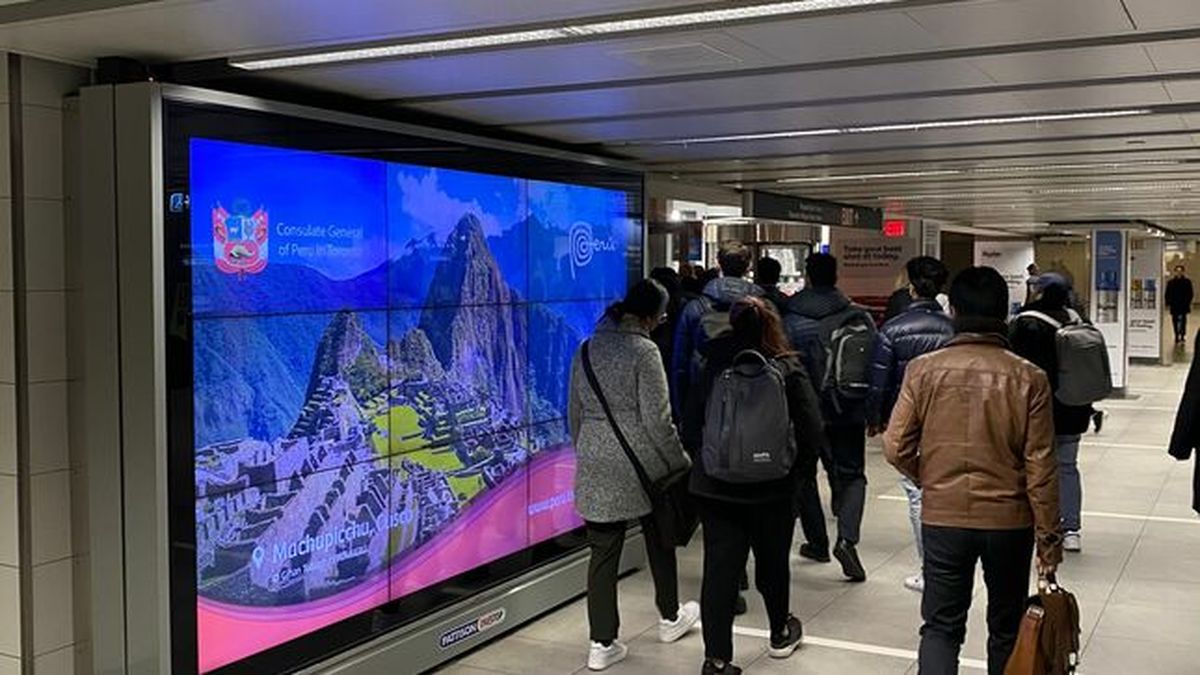 Embajada de Perú también promocionó el turismo en las estaciones de tren de Toronto-Canadá.