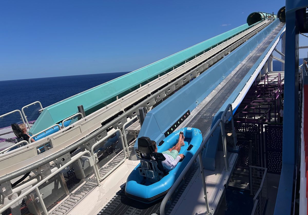 Un brazo mecánico impulsará a los usuarios a toda velocidad dentro de los túneles de Aqua Slidecoaster.