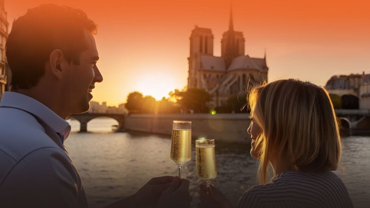 Los cruceros que navegan el Sena como los bateaux parisiens ofrecen varias experiencias para redescubrir la cuidad.