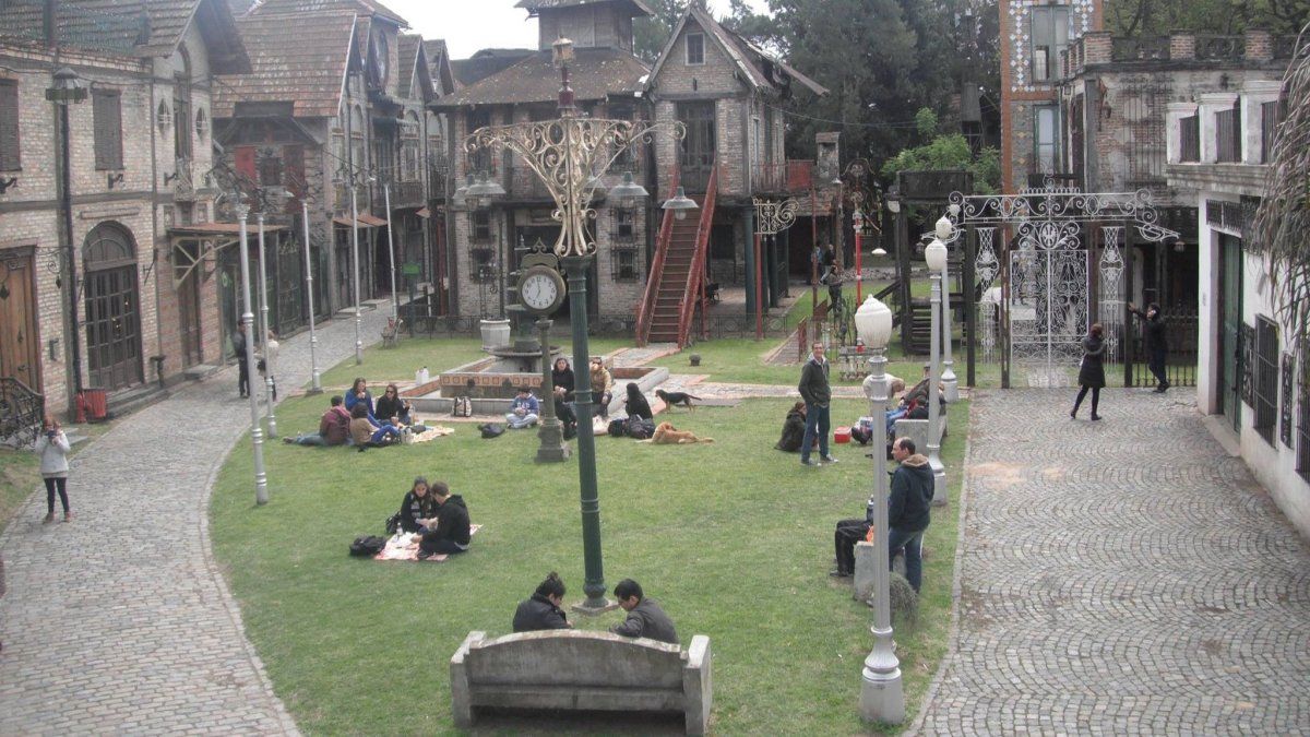 En Campanopolis podés hacer recorridos guiados y también pasear y hacer descansos en familia. En Campanopolis podés hacer recorridos guiados y también pasear y hacer descansos en familia.