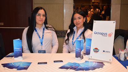 Laura Amaya, coordinadora comercial de Octopus Travel, junto a su equipo en el marco de Ladevi Workshop Bogotá 2025.
