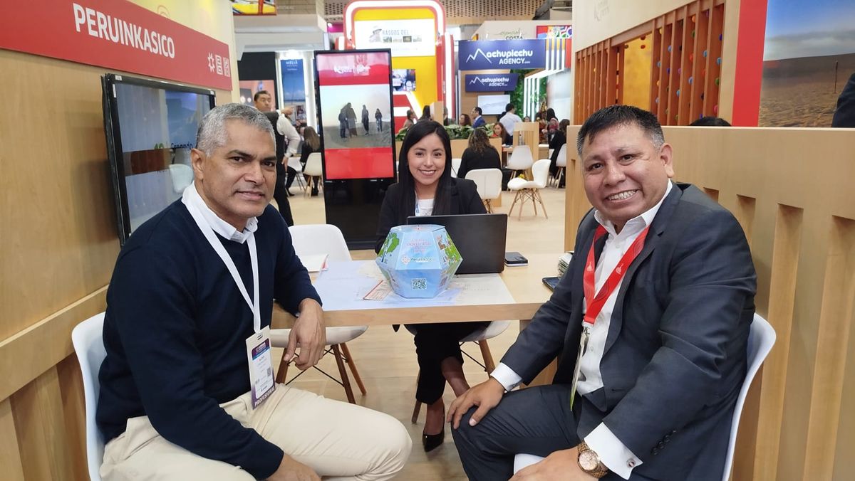 Tito Ilizarbe, CEO de Perú Inkásico junto a su equipo.