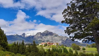 Bariloche: una de las vistas más bonitas del Circuito Chico con el Llao Llao Resort, Golf & Spa de fondo.