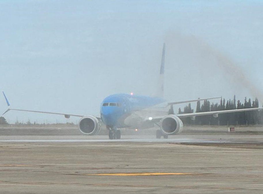 El Boeing B-737MAX de Aerolíneas Argentinas atraviesa el tradicional arco de agua en la plataforma del aeropuerto de la Ciudad de Mendoza.
