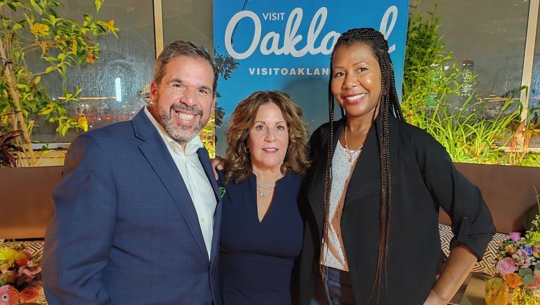 Peter Gamez, Renee Roberts y Allecia Sanford, anfitriones del cóctel de Visit Oakland.