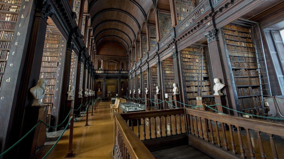 Vacaciones en Europa: Trinity College es una de las siete universidades antiguas históricas de las islas británicas. Vacaciones en Europa: Trinity College es una de las siete universidades antiguas históricas de las islas británicas.