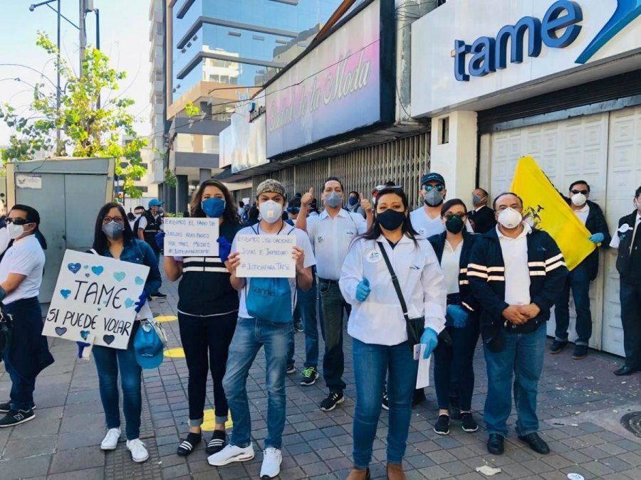 Trabajadores de TAME durante plantón en Quito - Ladevi Medios y Soluciones Trabajadores de TAME durante plantón en Quito