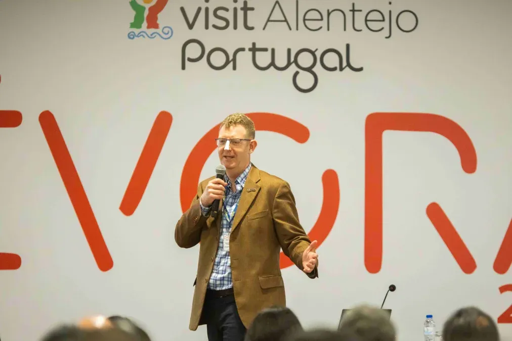Berend Lund Christian, presidente de Europamundo realizó la presentación de Irán en base a su reciente viaje exploratorio junto a Luís García Codrón.