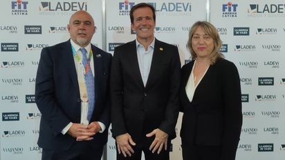 Gonzalo Yrurtia, director de Ladevi Medios y Soluciones; junto a Andrés Deyá, presidente de Faevyt; y Claudia González, directora comercial de Ladevi.