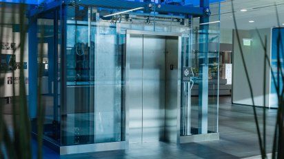Equipamiento de hoteles: seguridad en movilidad vertical