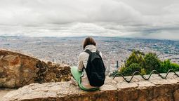 Colombia, Argentina y Brasil lideran los destinos donde más rinde el peso chileno este verano 2026, según análisis de XTB Latam.