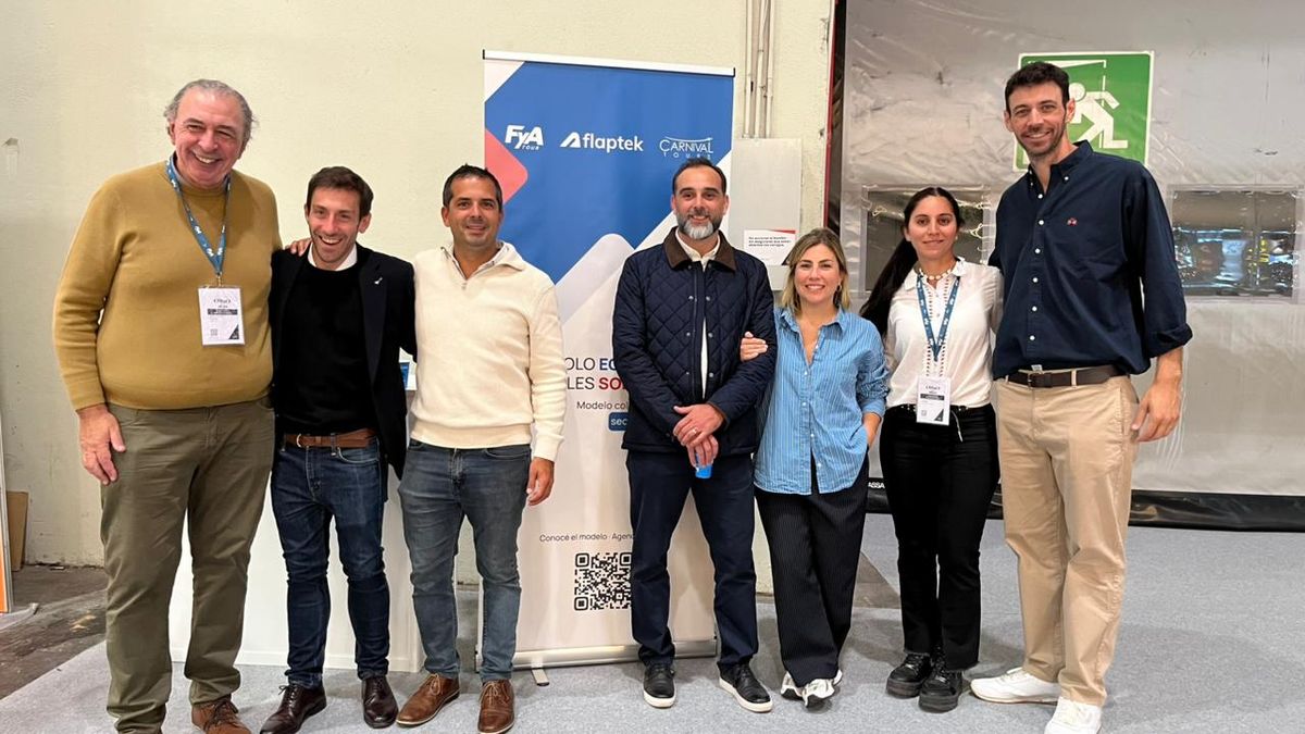 Los equipo de Carnival Tours, FyA Tour y Flaptek realizaron un brindis para sus socios estratégicos en su stand de Fitur.