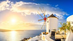Mykonos es conocida como la isla de la fiesta en Grecia combinando glamour y playas espectaculares.