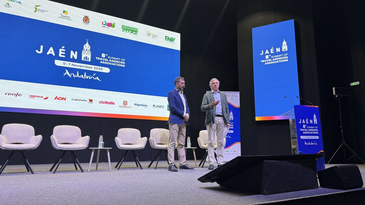 Jose Manuel Lastra, vicepresidente de CEAV, y Carlos Garrido, presidente de la patronal, en la clausura de la 8 Cumbre Mundial de Asociaciones de Agencias de Viajes.