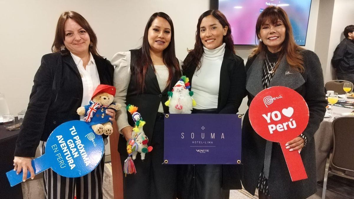 Andrea Muñoz, especialista en turismo de Promperú (izquierda) y María Teresa María Teresa Villena, directora de PromPerú en Chile (derecha), junto al equipo de Souma Hotel Lima. - Ladevi Medios y Soluciones Andrea Muñoz, especialista en turismo de Promperú (izquierda) y María Teresa María Teresa Villena, directora de PromPerú en Chile (derecha), junto al equipo de Souma Hotel Lima.